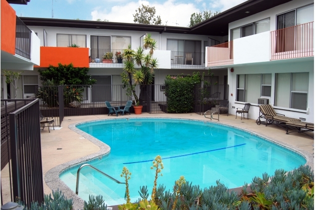 Pool - Havenhurst Apartments