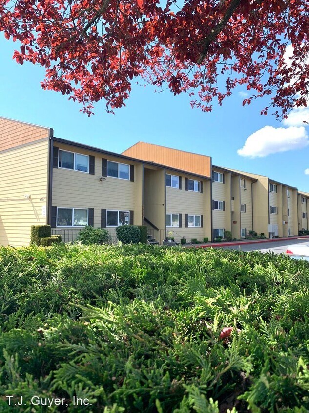 Foto principal - 1 br, 1 bath Apartment - 4702 108th Street...