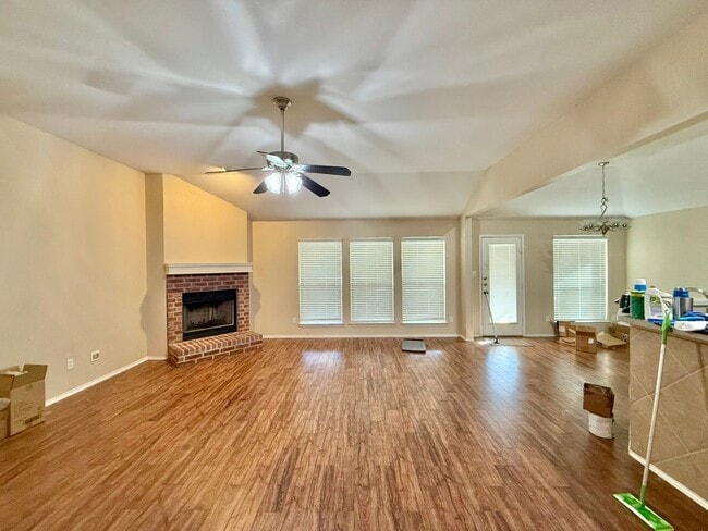 Building Photo - 3 Bedroom, 2 Bathroom Home in Lindale!