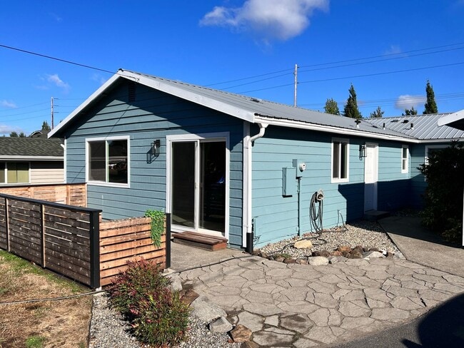 Foto del edificio - Duplex Must See Stunning Updated 2BR/1BA/1 car garage Avail. June 5th