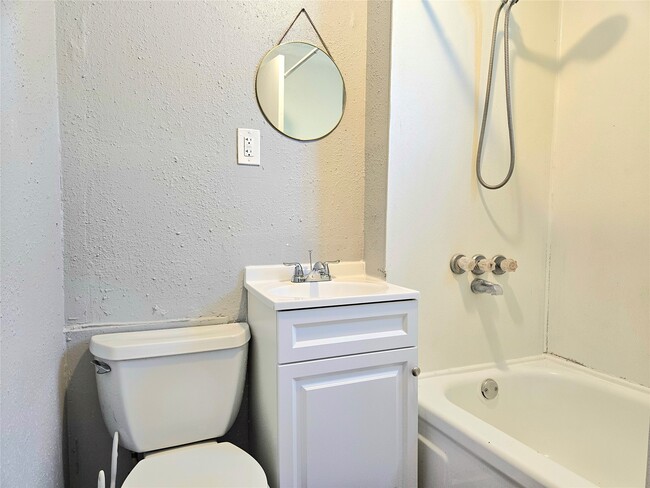 Building Photo - 5008 Ave S