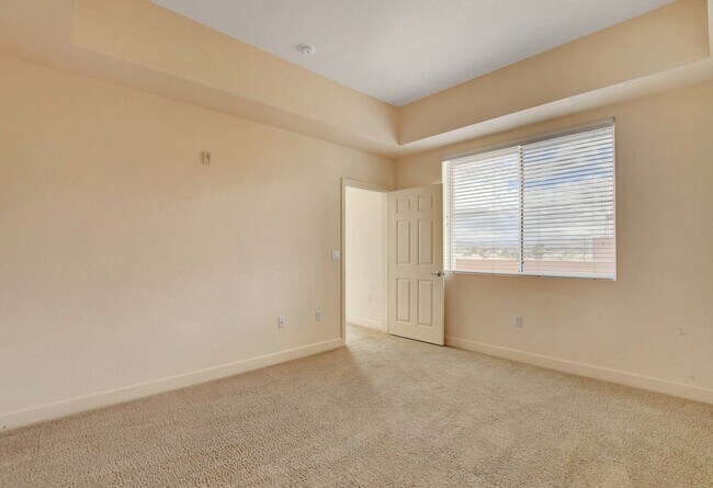 Foto del edificio - Beautiful top floor condo!