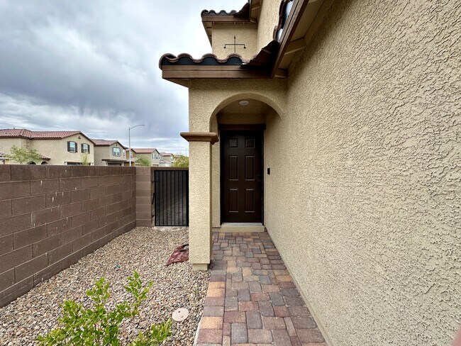 Foto del edificio - 4 BEDROOM + LOFT HOME IN GATED COMMUNITY