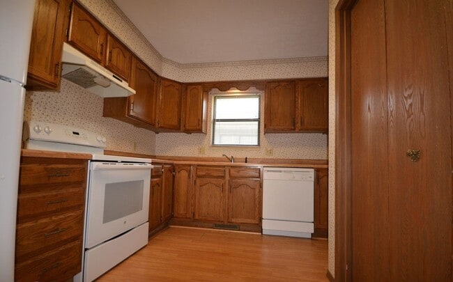 Building Photo - 533 W Edgewood St