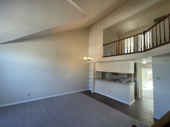 Foto del edificio - SPACIOUS 3 BDRM., 2 BTH TOWNHOUSE W/LOFT