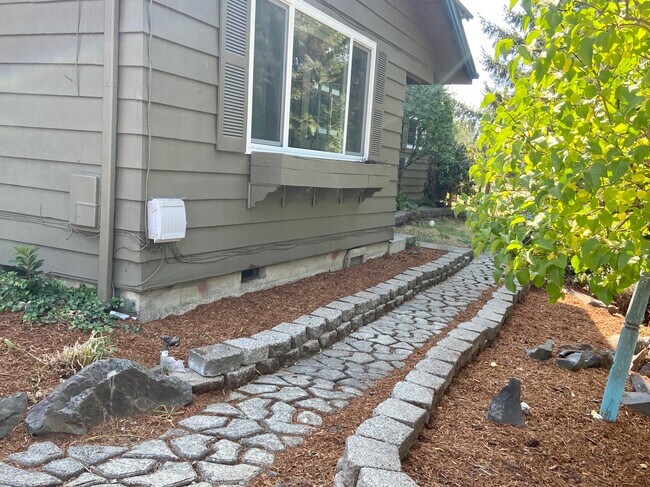 Building Photo - 2324 Lorane Hwy