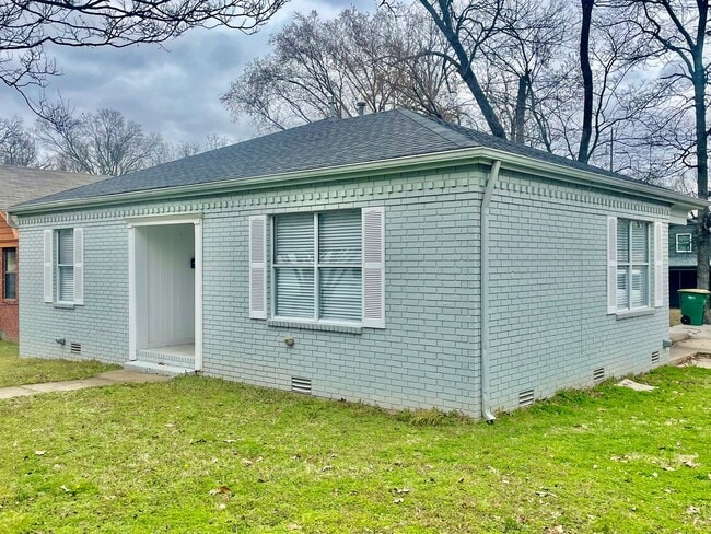 Building Photo - Fully updated, walking distance to UAMS