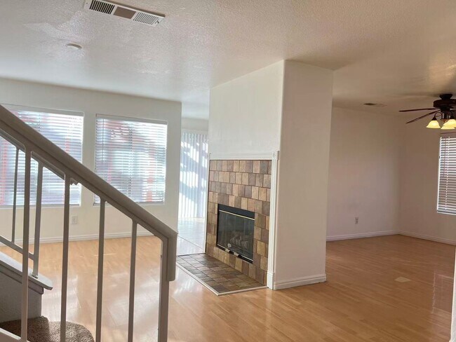 Foto del edificio - Stunning 5 bedroom, 2.5 bathroom home