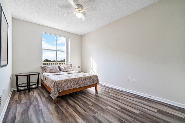 Building Photo - 2040 Greenview Shores Blvd