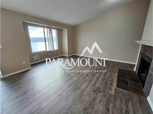 Foto del edificio - 2 Bed Condo with WATER VIEW! New flooring ...