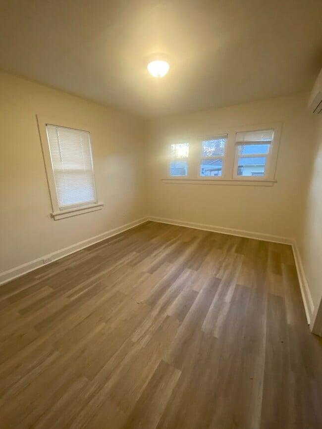 Foto del edificio - Non-Refundable & Security Deposit Total: $1150.00