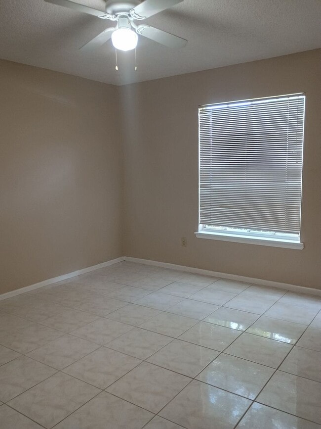 Building Photo - Upgraded 2/2 condo near UCF