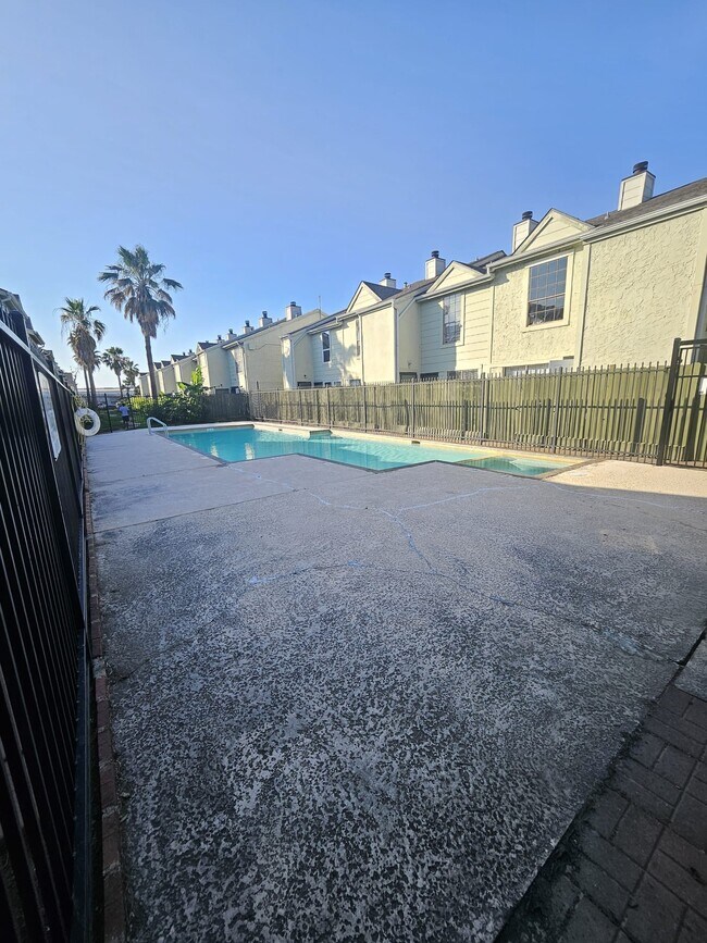 Building Photo - 8636 Village of Fondren