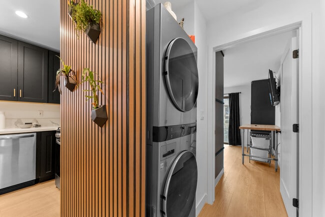 Foto del edificio - 351 S Catalina St