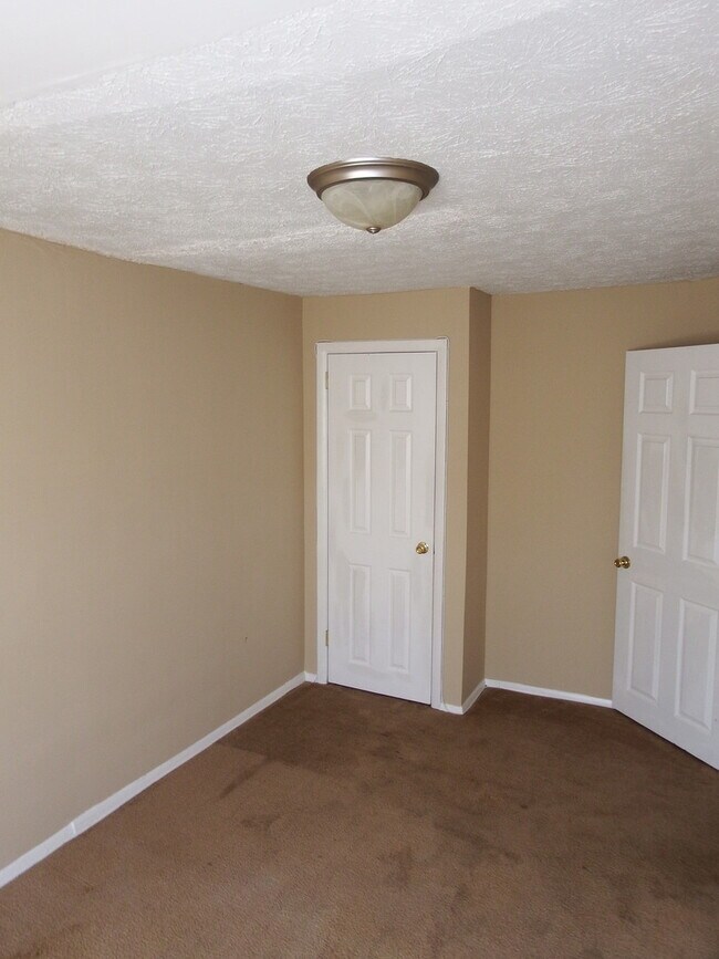 Foto del edificio - Three Bedroom Coming Soon!!!