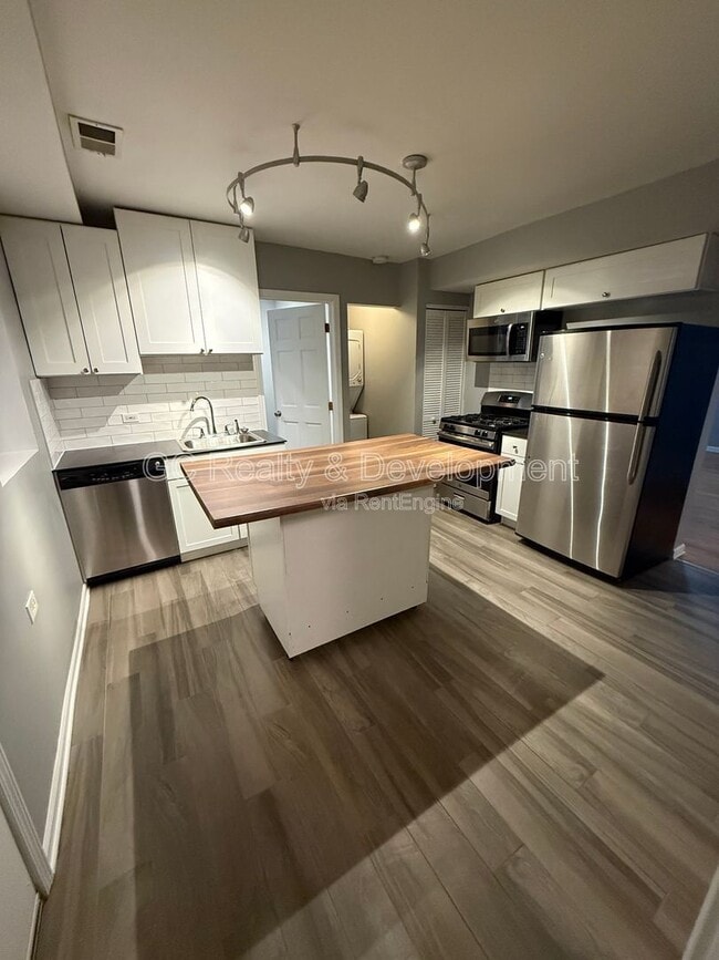 Photo - 3266 W Wrightwood Ave Apartment