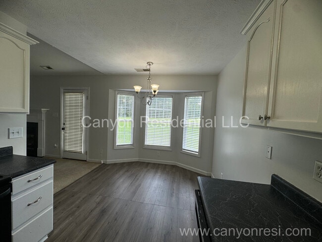 Foto del edificio - 323 Rushmore Ct