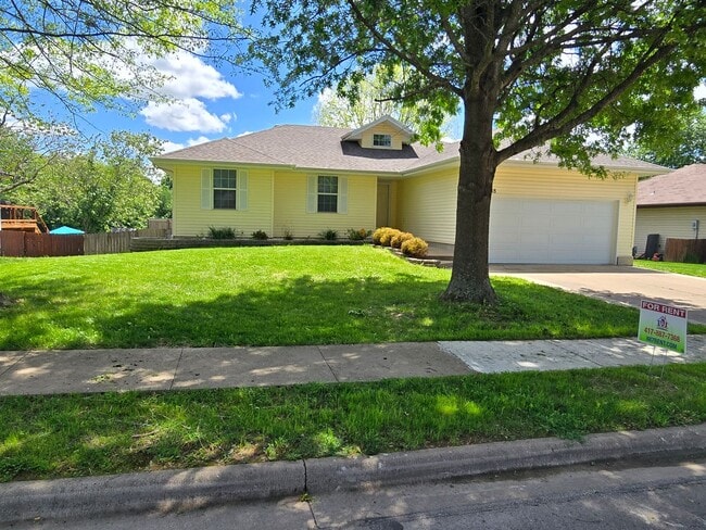 Building Photo - Now Available! Gorgeous Walkout Basement Home with a Pool, Ozark
