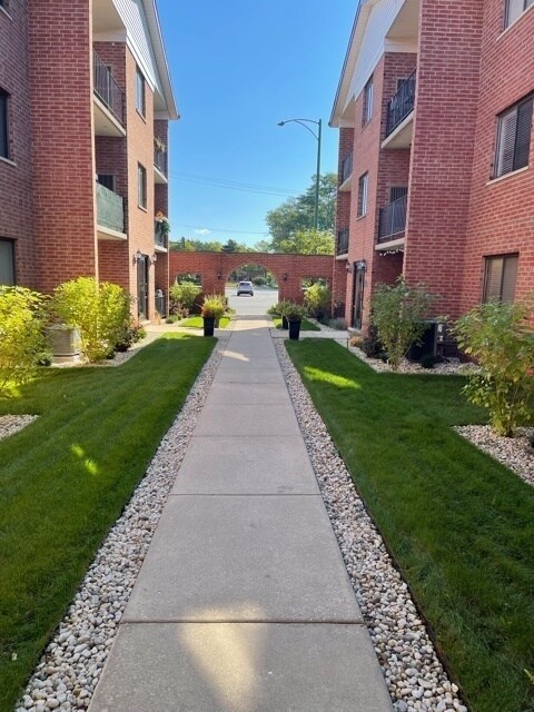 Foto del edificio - 8430 W Catalpa Ave