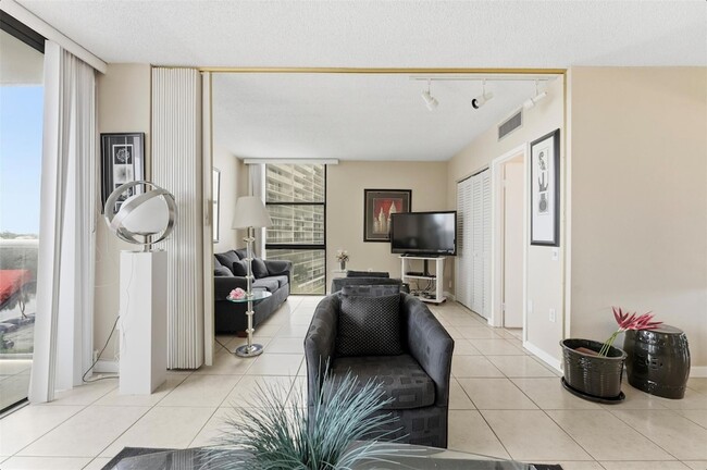 Building Photo - 3675 N Country Club Dr