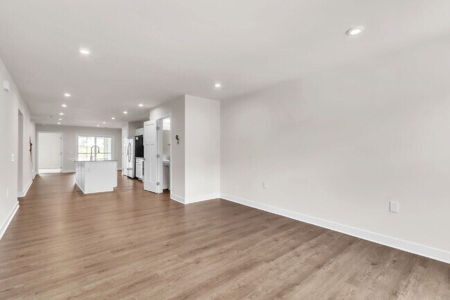 Building Photo - Modern New, Never Lived-in 3BR/2.5BA Townh...