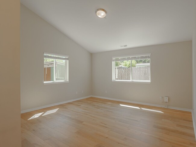 Building Photo - Large Garage in Burien 2bd 1.5ba home!