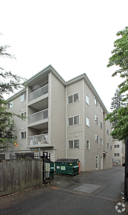 Town & Country Apartments - Roosevelt Square Apartments