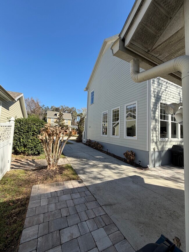 Foto del edificio - 1102 Banks Rose Ct