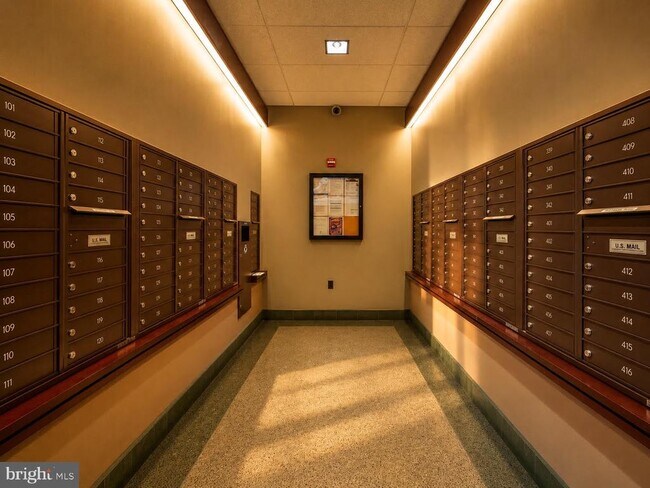 Building Photo - 4600 S Four Mile Run Dr