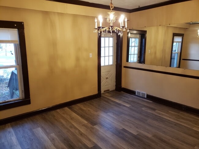 Foto del edificio - Spacious 3 story home with modern updates ~