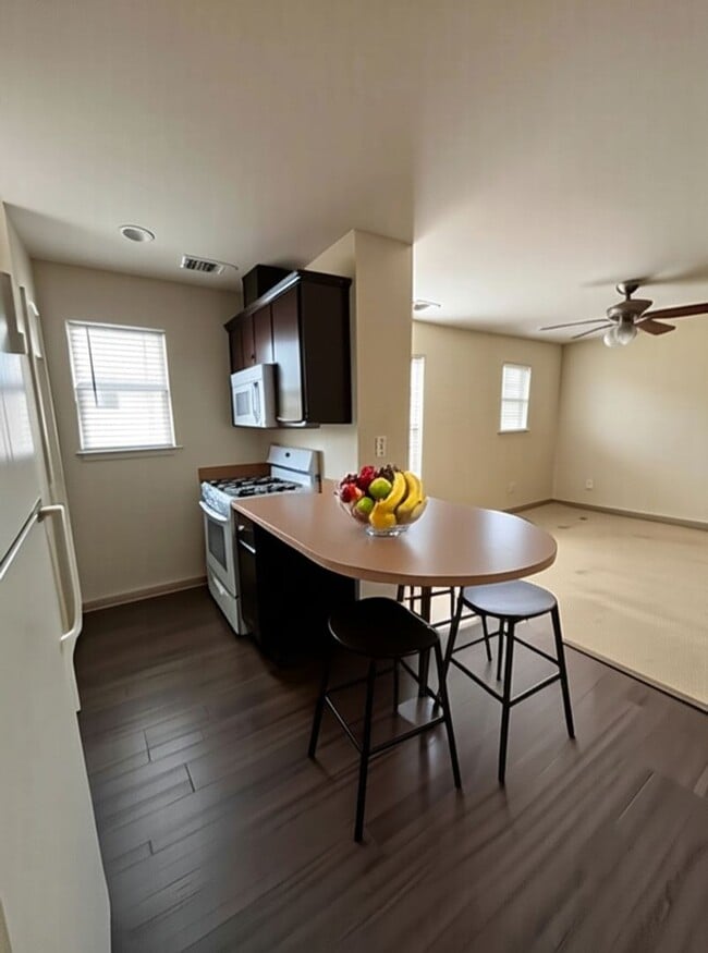 Foto del edificio - 1bed/1bath Garage Apartment