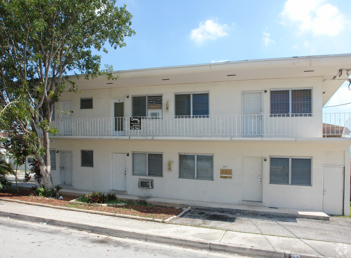 Foto principal - 201 SW 21st Ct