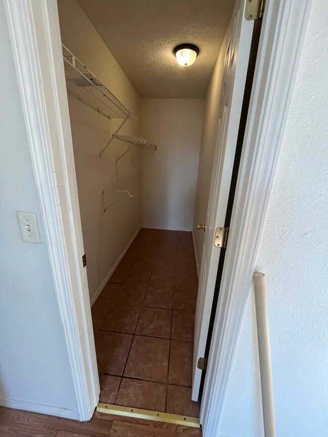 Closet - 935 W Poplar St