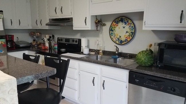 kitchen - 605 Peach View Ln