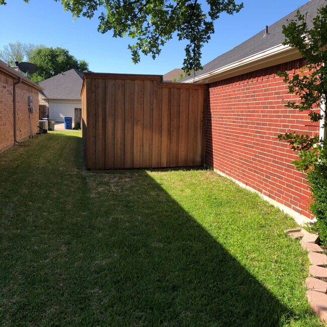 Building Photo - 1202 Defford Ln