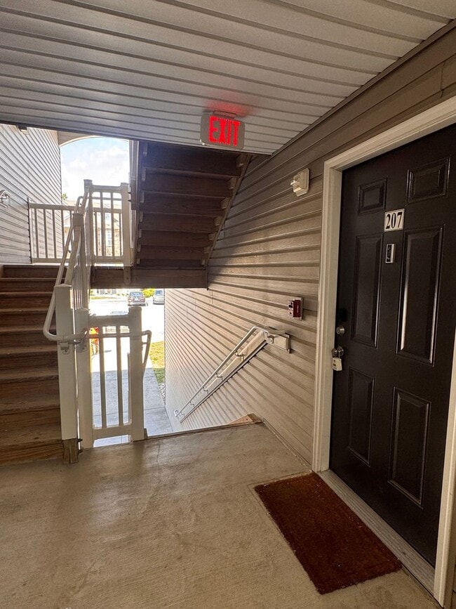 Building Photo - 2BR 2BA Condo with All Appliances Included