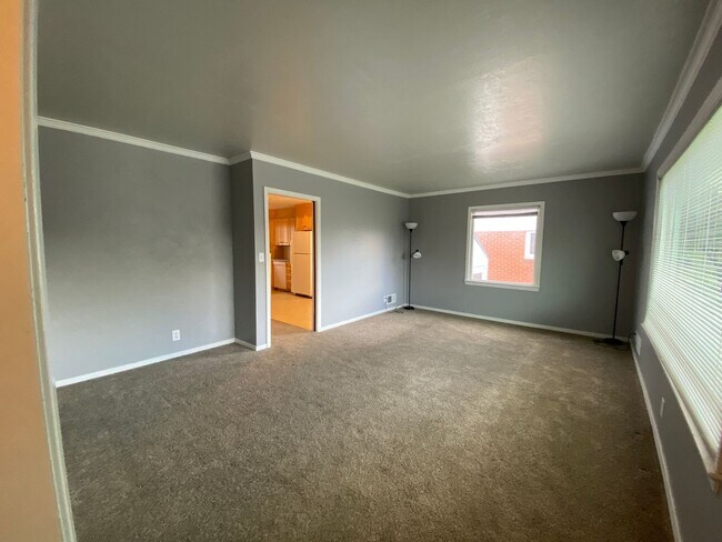 Building Photo - 636 N. 14th Ave.