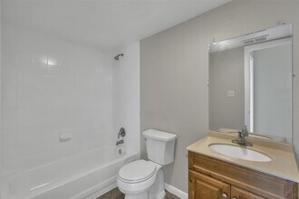 Building Photo - 1910 Willowbend St