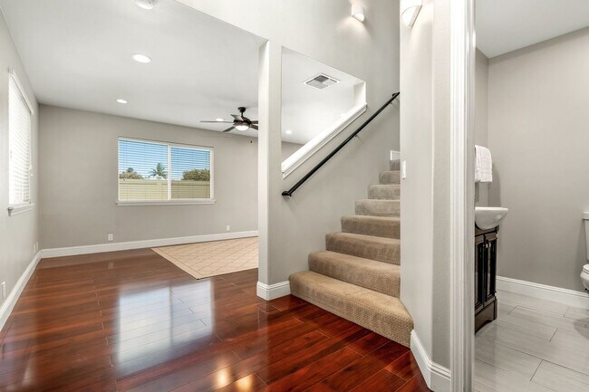 Foto del edificio - Beautiful Designed & Updated 3 bed/2.5 Bat...