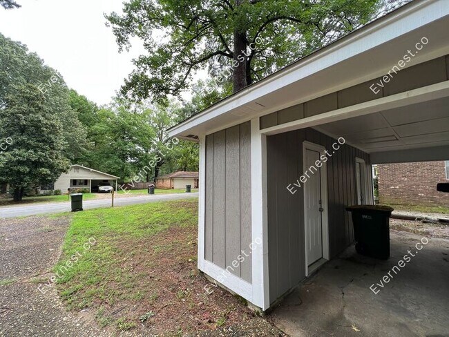 Foto del edificio - 10024 Whispering Pines Dr