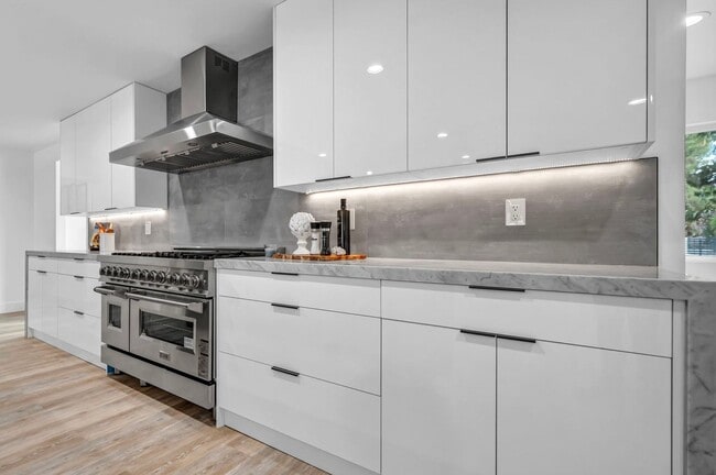 Foto del edificio - Meticulously renovated single-story contemporary estate