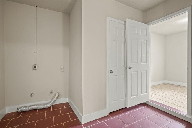 Building Photo - 8122 Homewood Ln