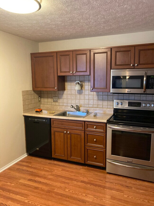 Building Photo - 2 bedroom 1.5 bath condo