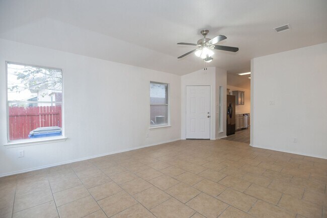 Building Photo - Nestled in Round Rock neighborhood.