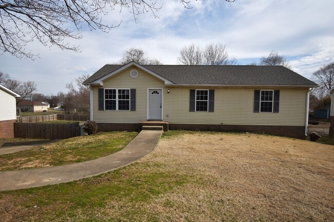 Building Photo - 3 Bedroom 2 Bath Pet Friendly Home For Rent!