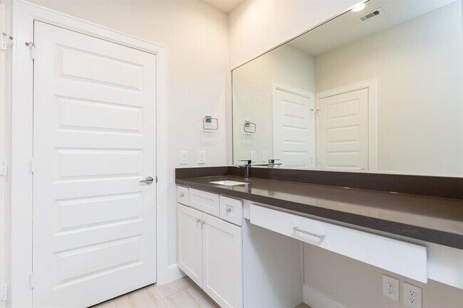 Building Photo - 2729 Clinton Dr