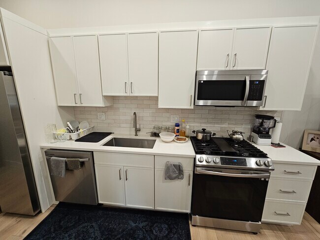 Building Photo - 9 Everett Sq