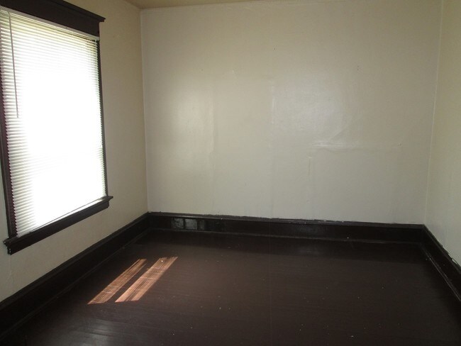 Building Photo - 2620A W Locust Street - 2 Bedroom Upper