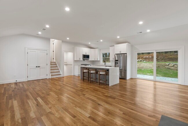 Foto del edificio - 52 Curtis Rd