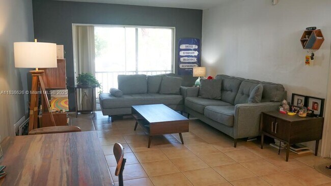 Foto del edificio - 7929 SW 104th St